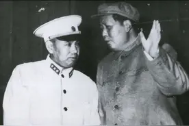 1985年，一名战士来到许世友灵堂，无意间看到：许司令还在出汗图片