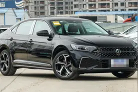 23款帕萨特和迈腾哪个更值得购买？前者拥有双重魅力图片