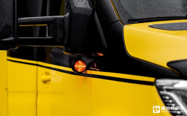 V6奔驰凌特被改成牵引车，还加装了生活舱，波兰人改装玩得是真溜