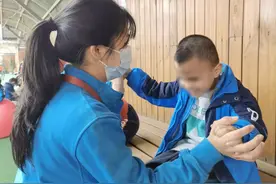 最美天使！90后靓丽女兵退役后去福利院当老师图片