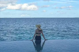 富士康老板娘携家人马尔代夫度假，大秀泳装美照，纤腰不似3娃妈图片