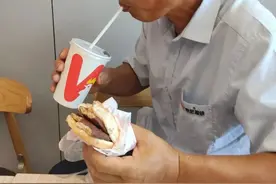 热搜上6.3万人点赞的“第一次吃华莱士”，看到开头我就哭了......图片