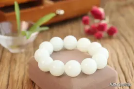 玉不能一带一摘，戴错了，就没有那么养人了图片