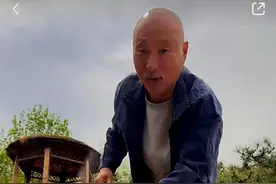 传言69岁陈佩斯在北京坐拥多亩良田父子情深一同耕田，享受生活图片