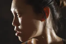 头上哗哗流汗，多半是气虚，四个中成药，一次性铲除汗证根源图片