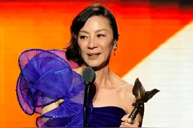 杨紫琼击败绯闻女友凯特，获美国电影最佳主角，又亲又抱无惧非议图片