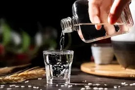 辟谣！喝完白酒“透一透”真的有用吗？是心理安慰，还是有据可依图片