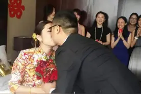 伴郎突然强吻新娘，拉都拉不开？宾客：很惊讶，这种事头一次见图片