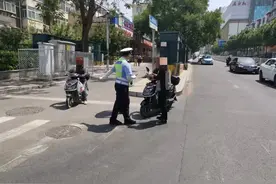 太原交警纠正电动自行车、摩托车违法乱象图片