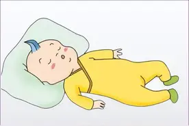 这才是宝宝最安全的睡姿，姿势不对很容易窒息图片
