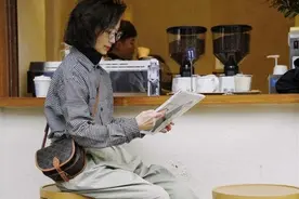 女人过了50岁，运动鞋才是最舒适的打扮，记住“3要3不要”更优雅图片