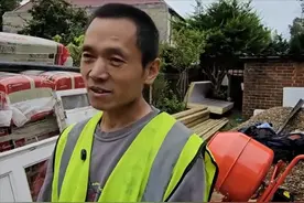 河北大叔英国当瓦工，每天8小时还双休，日赚1100，想家却回不去图片