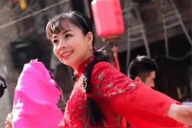 在“星光大道”走红的王二妮: 放弃百万年薪下嫁农村, 如今活成这样图片