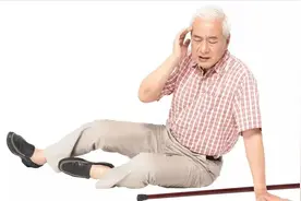 80岁老人不慎摔倒致骨折，手术顺利，却离开人世，这到底是为什么图片