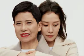 45岁海清携母亲同拍杂志！背后拥抱太亲密，穿深V镂空上衣秀锁骨图片