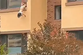 辽宁沈阳，2岁女童在屋里尿尿，父亲为了教训孩子把她倒挂在窗外图片