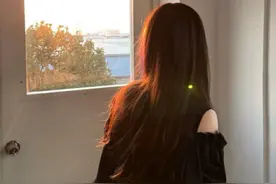 每次回去见我妈，我得把自己打扮得像个收破烂的，不然她就骂我图片