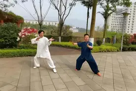 辽宁大爷早起打太极，无意捡到一箱老酒，回家打开一看，立刻报警图片