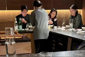 浪漫晚餐，街头牵手，玄彬和孙艺珍蜜月约会，被网友偶遇图片