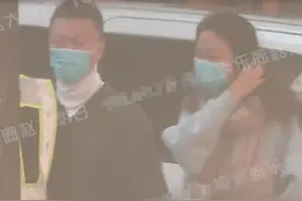 孙红雷开豪车带娇妻出行！趴车上给保安签名，指挥路人倒车接地气图片