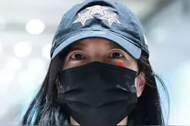 47岁赵薇久违现身，素颜且胳膊有伤，发福显老眼睛凸出不敢认图片