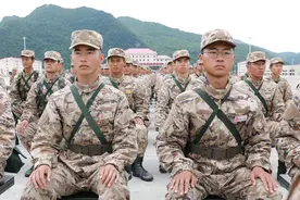 特战队员正在快速掩护撤离图片