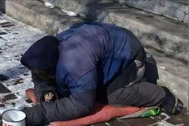 四川：被拐18年农妇，逃回家的途中迷路，乞讨时遇见女儿图片