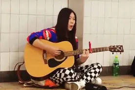被奶奶带大，靠弹唱起家，没颜值和才华，她是靠啥成了女企业家？图片