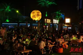 不少酒吧歇业，野肆月球酒吧一座难求，魅力何在？图片