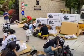 上海一豪宅业主团购万元卡丁车：到货秒拆箱，小区成大型“赛道”图片