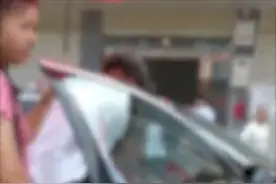 女子带7岁女儿在前夫婚礼上索抚养费，前夫当场报警，当事人：一年半没给，我被拉黑了，平时找不到人图片