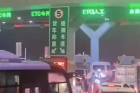 紧急撤离仍要拿卡排队？要保障基层敢“变通”图片