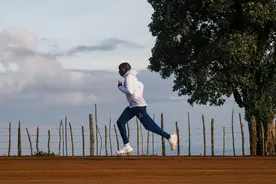 地球上最擅长奔跑的人再次突破极限：拥有最完美跑姿，过极简生活图片