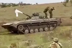 乌军高歌猛进，俄军士兵驾战车投降，士气崩了还是表演？图片