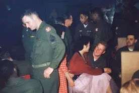驻台美军教官去风月场所消费被台湾群众胖揍，一人头部被打伤！细数驻外美军那些令人愤怒的斑斑劣迹！图片