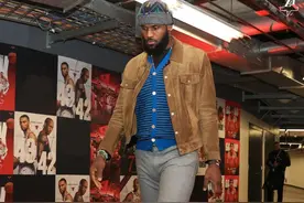 湖人成功复仇公牛，贝弗利嘲讽詹姆斯，里夫斯帮着老詹嘲讽贝弗利图片