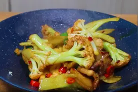 炒花菜有人焯水，有人直接下锅炒，难怪不好吃，这才是正确做法图片