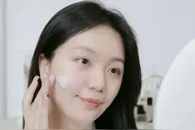 建议五六十岁的女人，5种常见护肤品的正确用法，值得看看图片