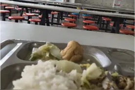 江苏大叔在工厂食堂点了一碗面，端上来后吃不下，被怼没见过世面图片