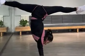 43岁刘璇被疑怀三胎！晒一字马倒立照自称孕妇，身材丰腴小腹突出图片