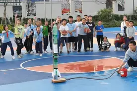 90后男老师带县城小学生用塑料瓶造火箭，冲上180米高空，他的短视频被全国老师和家长围观图片