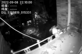 太危险！杭州一4岁小女孩爬上空调外机图片