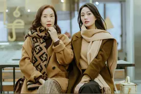 当29岁女儿和53岁妈妈互换衣服穿，画面温馨又美好，时尚无关年龄图片