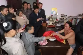 重庆男子当众表演“遁术”，专家称是未解之谜，地产老板当场识破图片