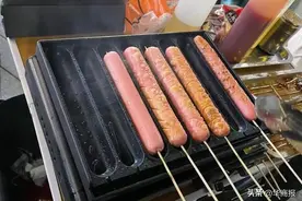 00后男模卖烤肠上热搜！真的赚钱吗？经营者：不建议入局图片