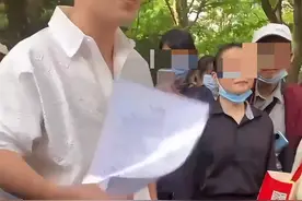 “32岁还开这样的条件？清醒点！”硕士网红相亲角相亲被怼哭，网友质疑：又是剧本…图片