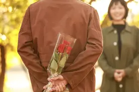 奇葩真事 | 大学舍友用我照片和丑男网恋，遭操场献花点蜡烛表白图片