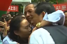 富商2岁儿子离奇失踪，32年后在农村找到，认亲时母亲痛哭:对不起图片