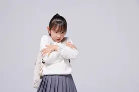 孩子说“我害怕”时，父母做到4不要3要，保护孩子心理健康图片