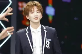 加拿大籍明星余景天粉丝接机造成机场拥堵，并与警察起冲突图片